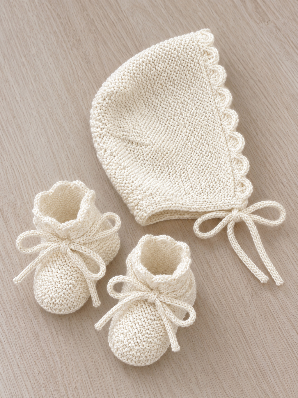 Conjunto de capota y botitas de punto