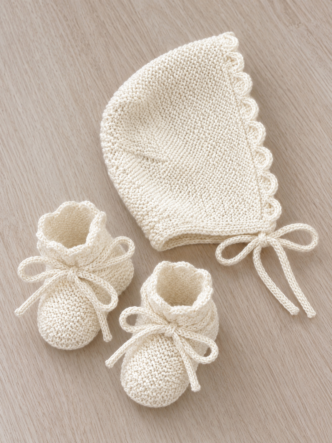 Conjunto de capota y botitas de punto